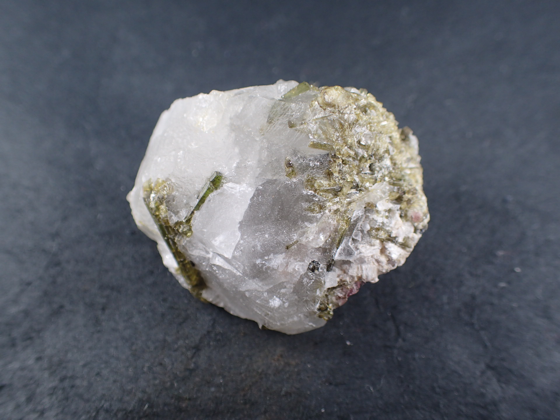 モルガナイトクリスタルの天然グリーントルマリン束