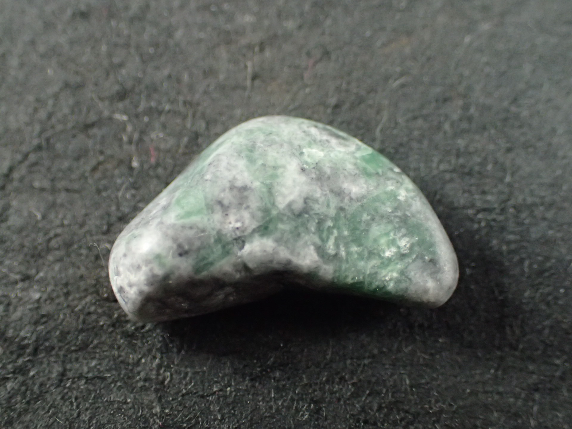 専用品】 糸魚川翡翠 インペリアルジェダイト 翡翠 原石 93.7g