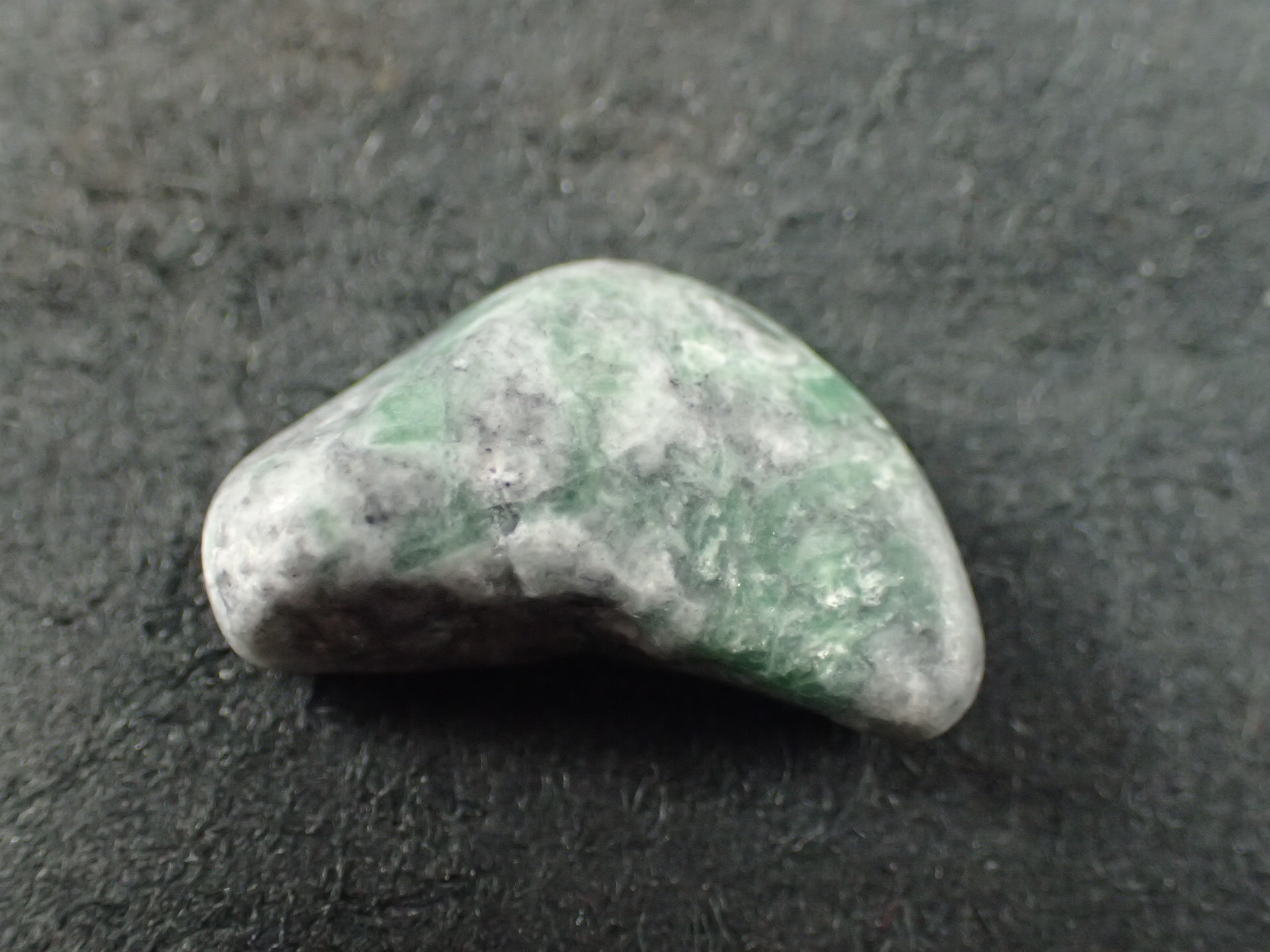 最高品質糸魚川翡翠(Itoigawa Jade) 新潟県糸魚川市産 ｜石の販売専門