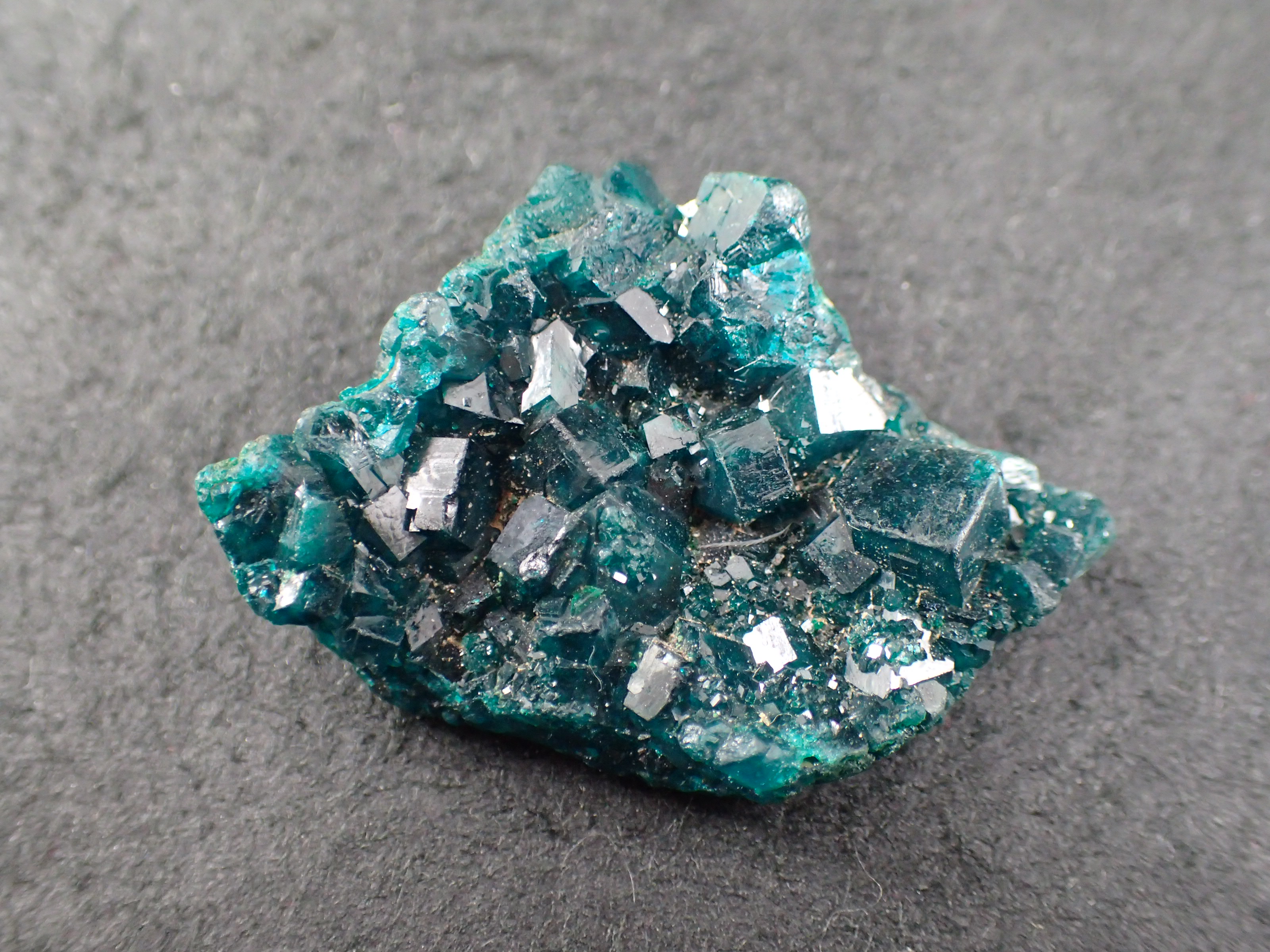 翠銅鉱（ダイオプテーズ、Dioptase) ｜石の販売専門店【vec stone club】