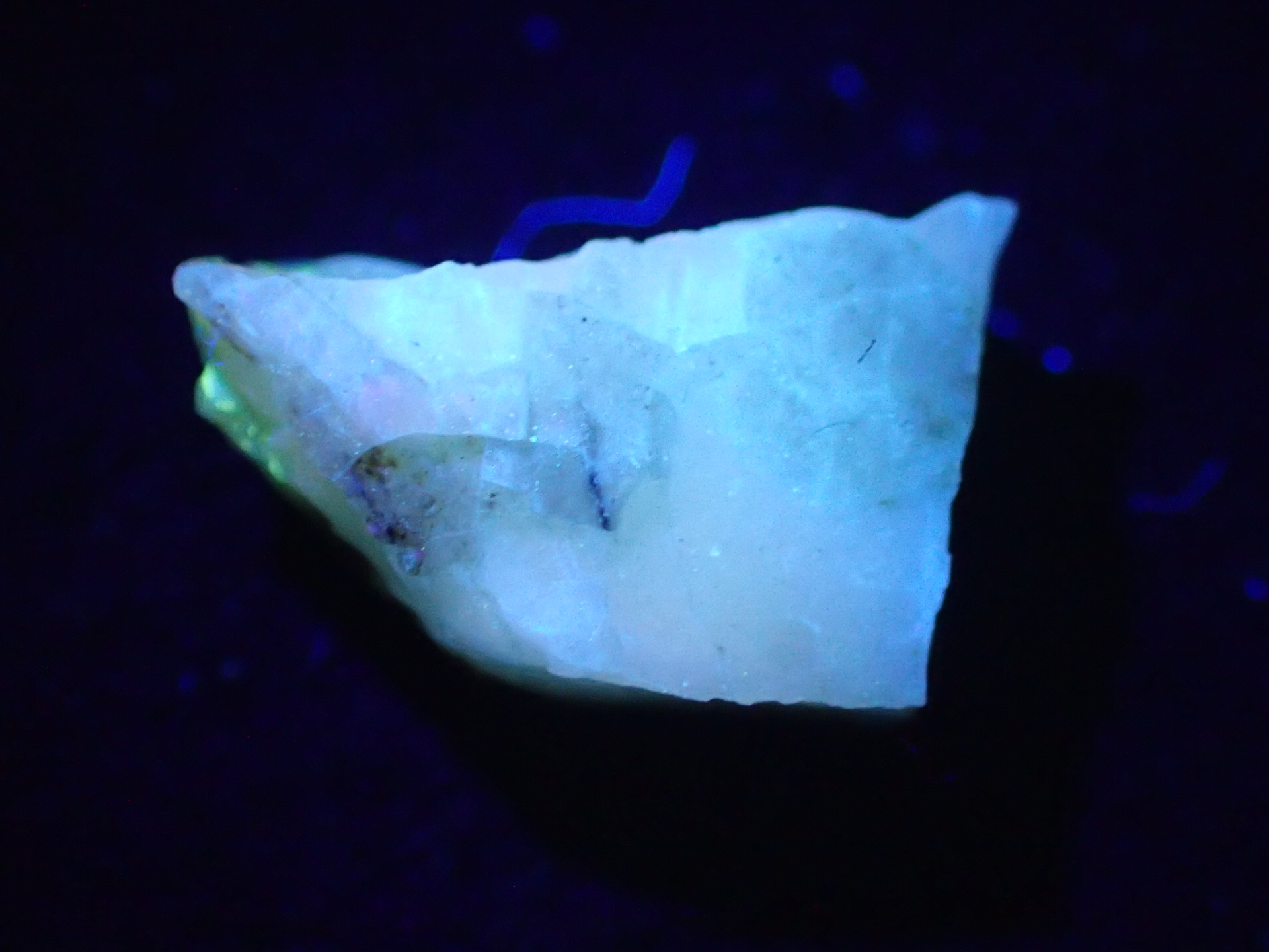 最高品質蛍光オパール 北海道然別湖西方産 ｜石の販売専門店【vec