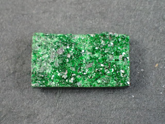 最高品質ウバロバイトガーネット(Uvarovite Garnet) 自由カット Russia