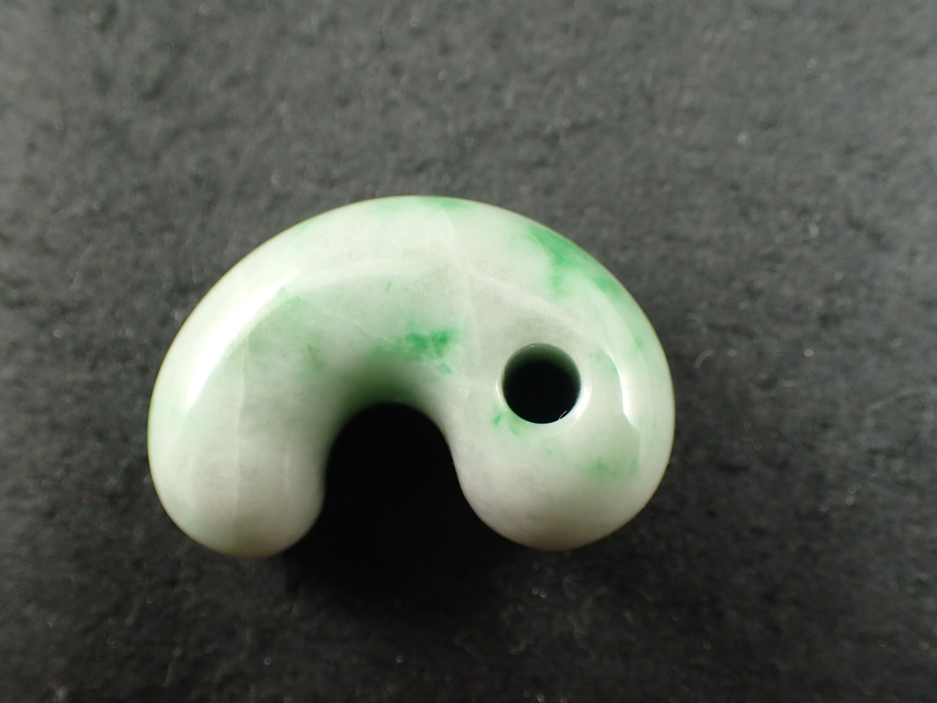 ✳1点特別安価卸し値段‼️ 緑色の糸魚川翡翠 外部鑑別書付 本物