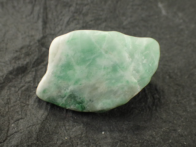 糸魚川翡翠 ヒスイ 33g 淡いグリーン
