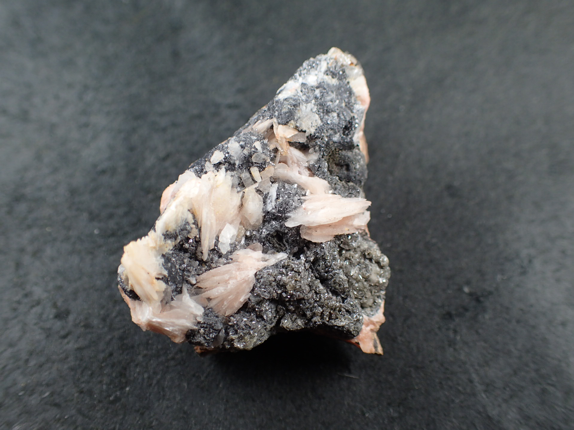 239g 共生結晶付き方鉛鉱 金属的鉛光沢 美品 239g 共生結晶付き方鉛鉱