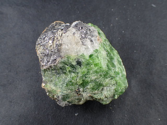 クロムクォーツ原石 クロムクォーツ (Chromium Quartz) - Rock Identifier