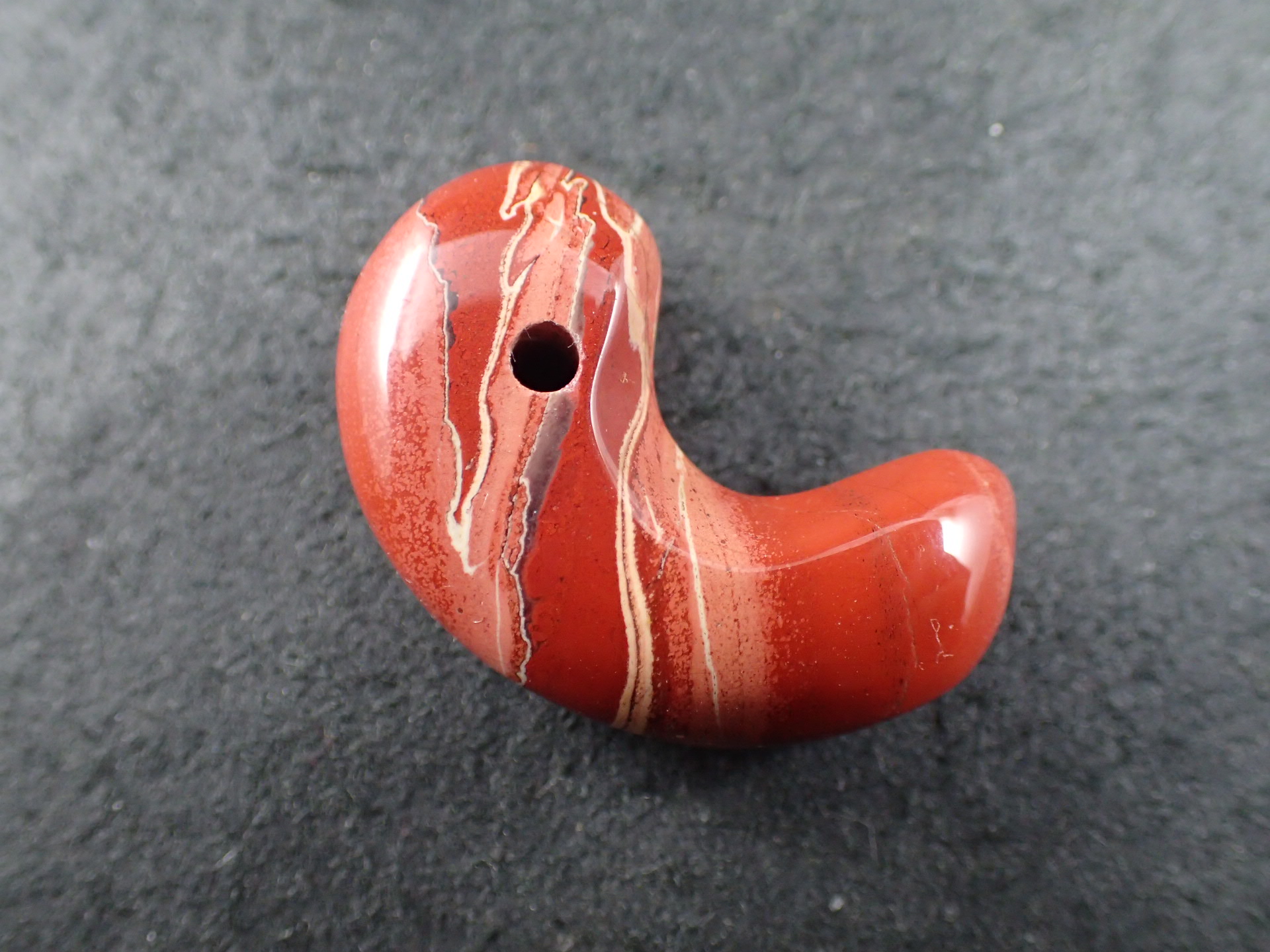 最高品質佐渡赤玉石/赤石 (SADO AKADAMA) 勾玉 新潟県佐渡市 産 ｜石の