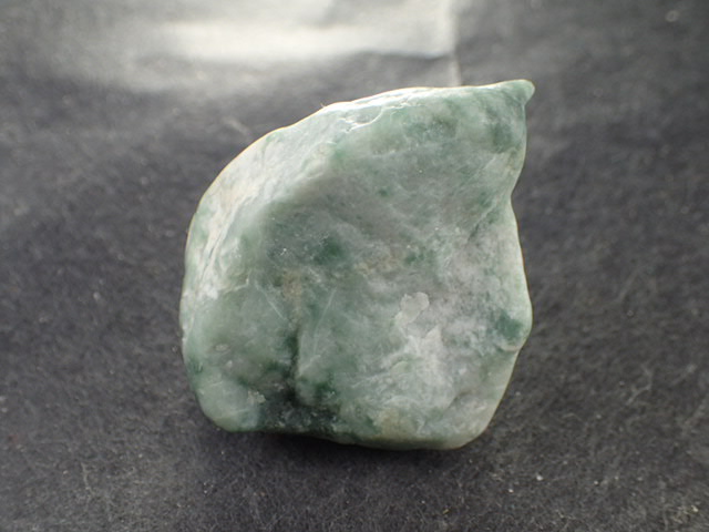 国石翡翠新潟県 糸魚川市姫川翡翠原石翡翠ひすいヒスイ38g