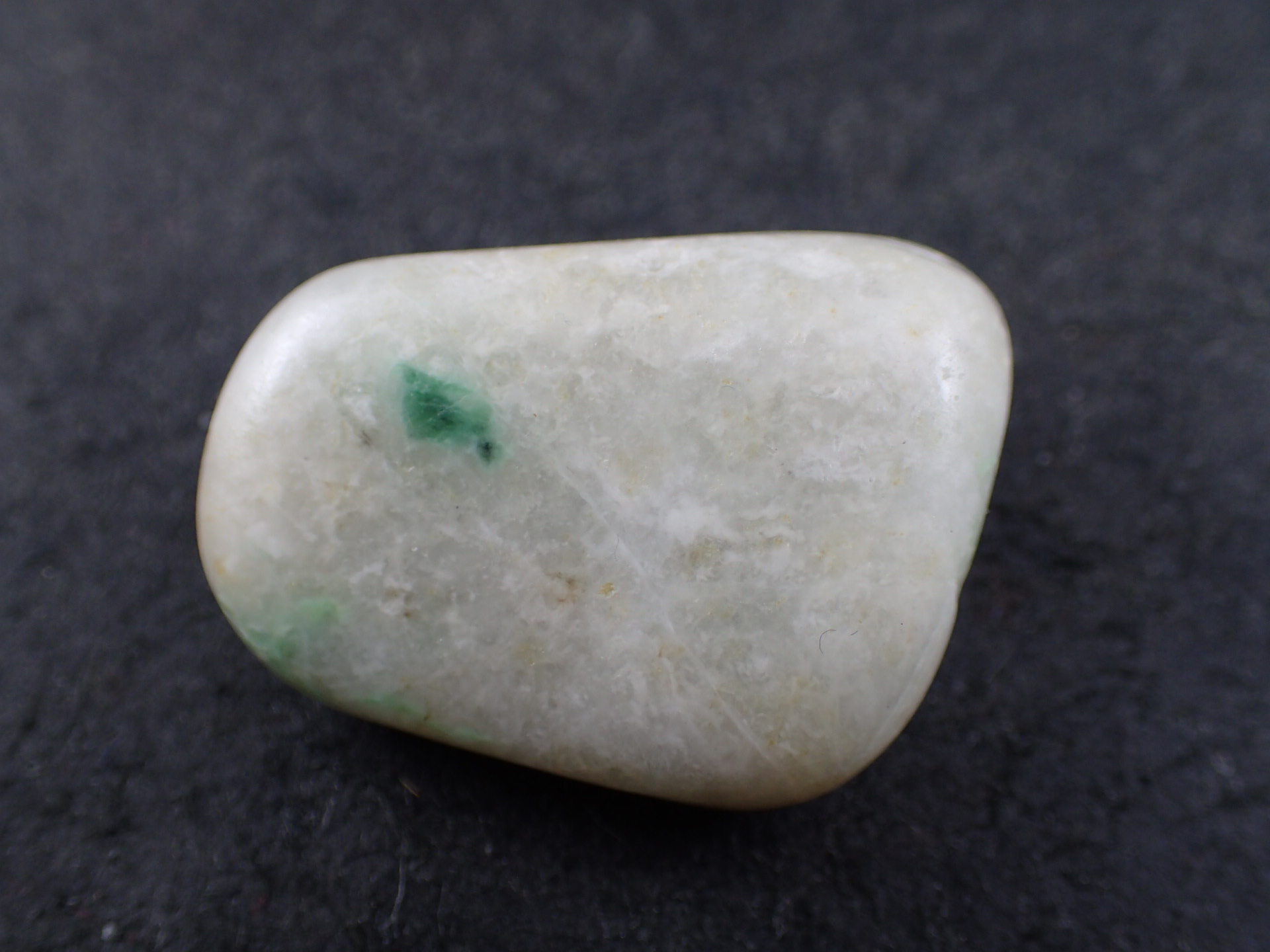 専用品】 糸魚川翡翠 インペリアルジェダイト 翡翠 原石 93.7g