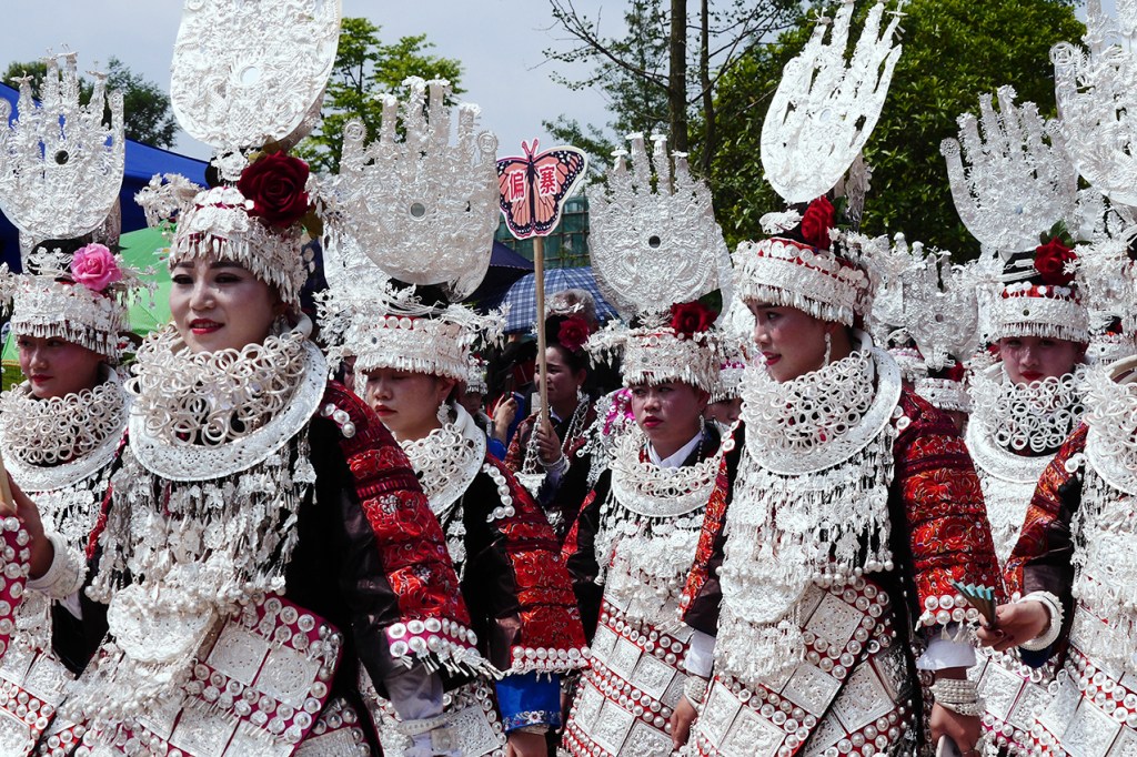 中国少数民族（苗族）のお花嫁さんが結婚式で被る刺繍布