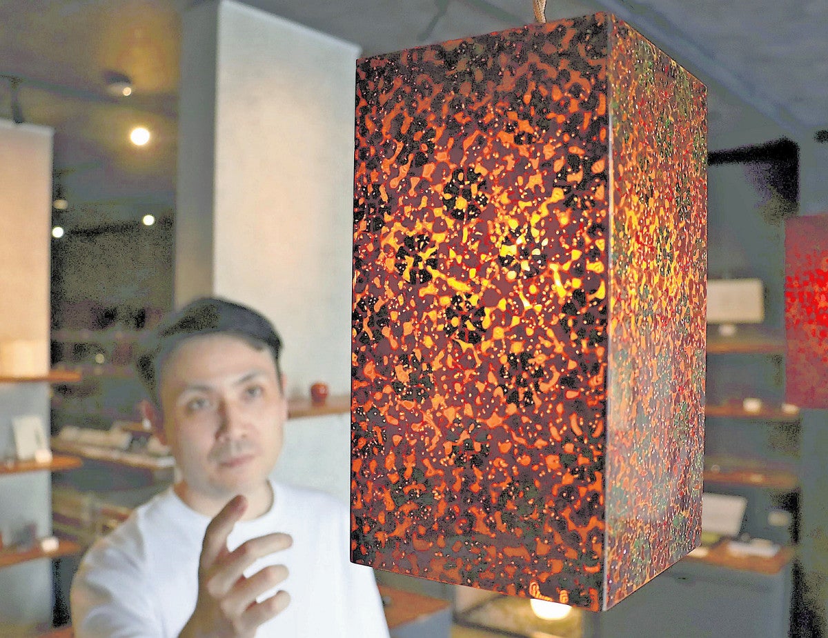 青森：透ける漆で新たな商品 若い感性でアクセサリー：地域ニュース