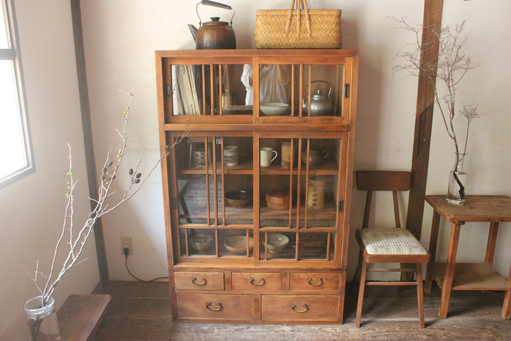 アンティークタモの木製 格子のデザイン 水屋 5引き出し｜