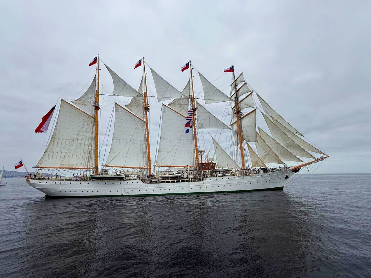 チリ海軍練習帆船「エスメラルダ」大阪入港を帆船『BLUE OCEAN みらい