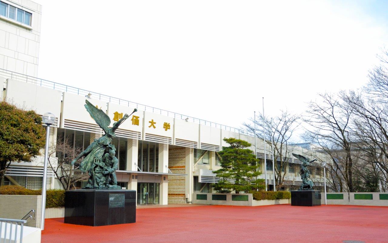 像]A棟ブロンズ像(天使と印刷工､天使と鍛冶職人) | 池田大作記念創価