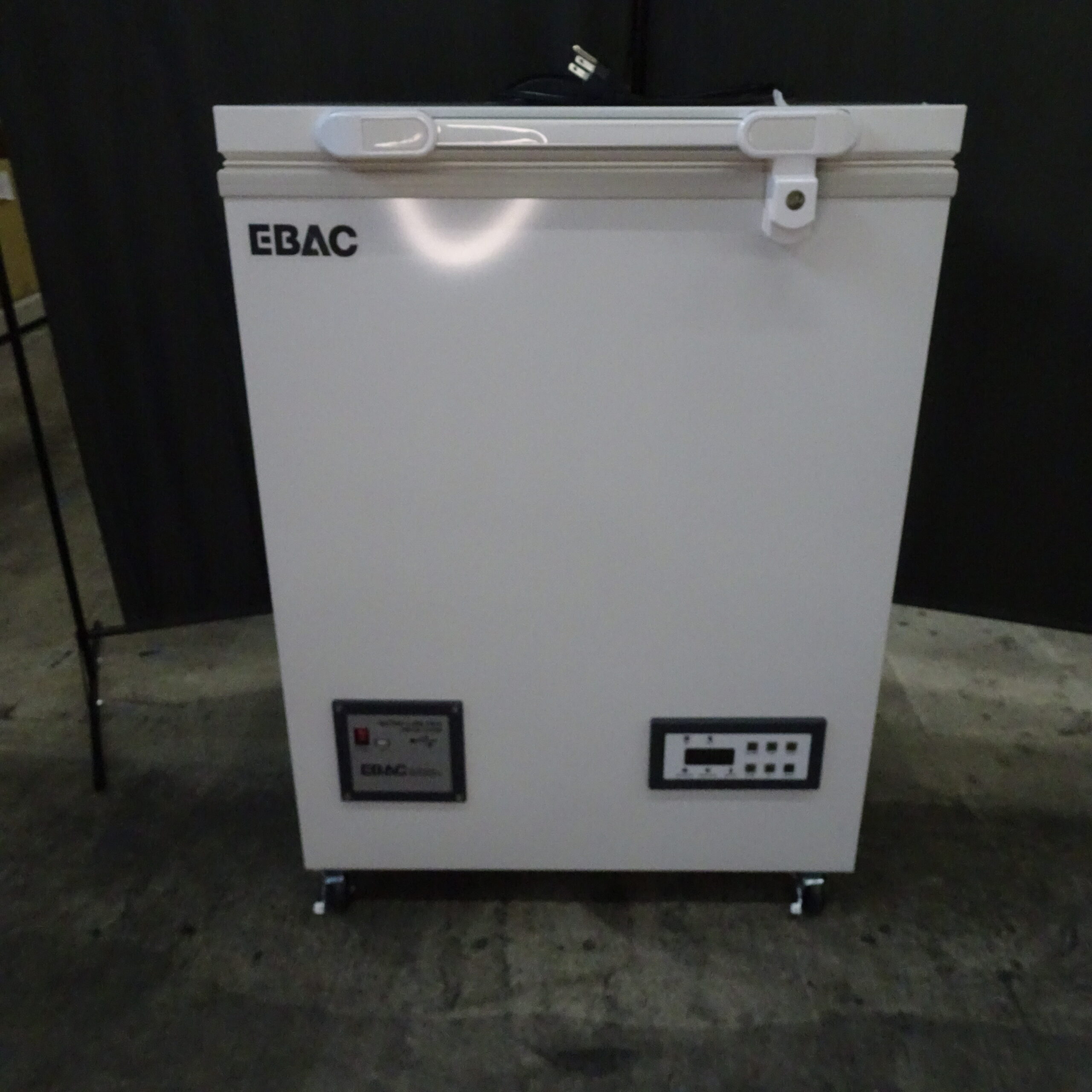 EBAC製 －20℃ワクチン保管用フリーザー 70L ECVD-24W70 鍵付属