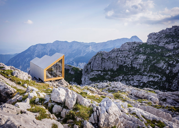 山の上で篭る、断崖の上のシンプルな山小屋「Mountain cabin by OFIS