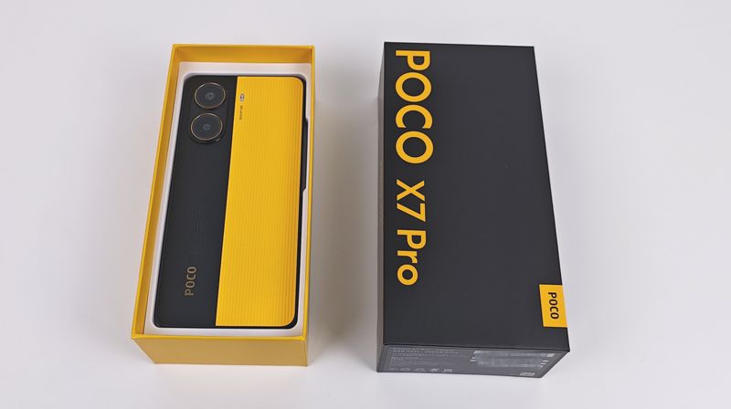 日本版「POCO X7 Pro」実機で付属品を詳しくチェック！保護ケースやAC