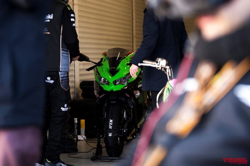 ジョナサン・レイ選手とアレックス・ロウズ選手がニンジャZX-25Rで