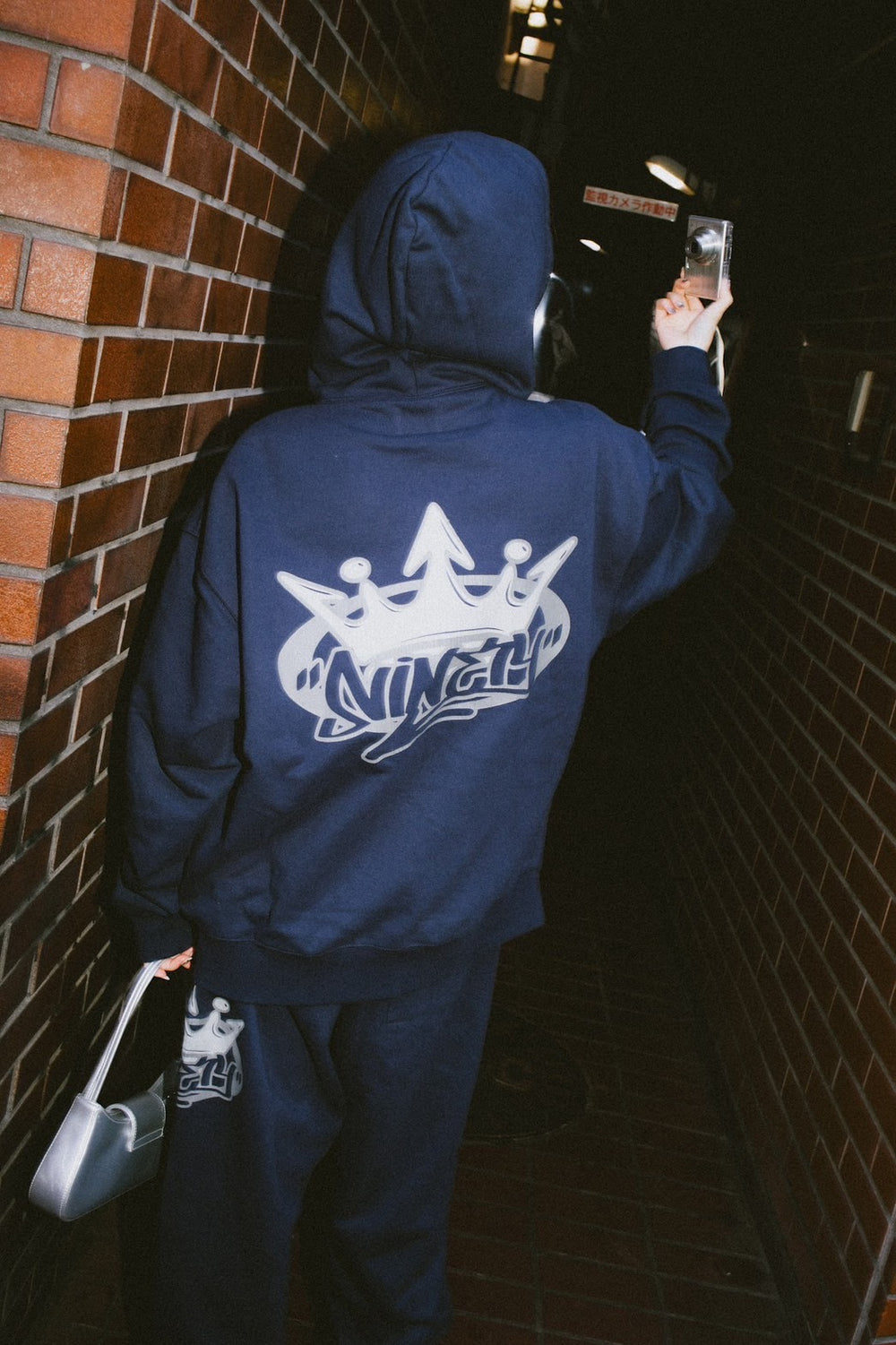 9090キングロゴ セットアップ ネイビー King Logo Zip Hoodie – YZ