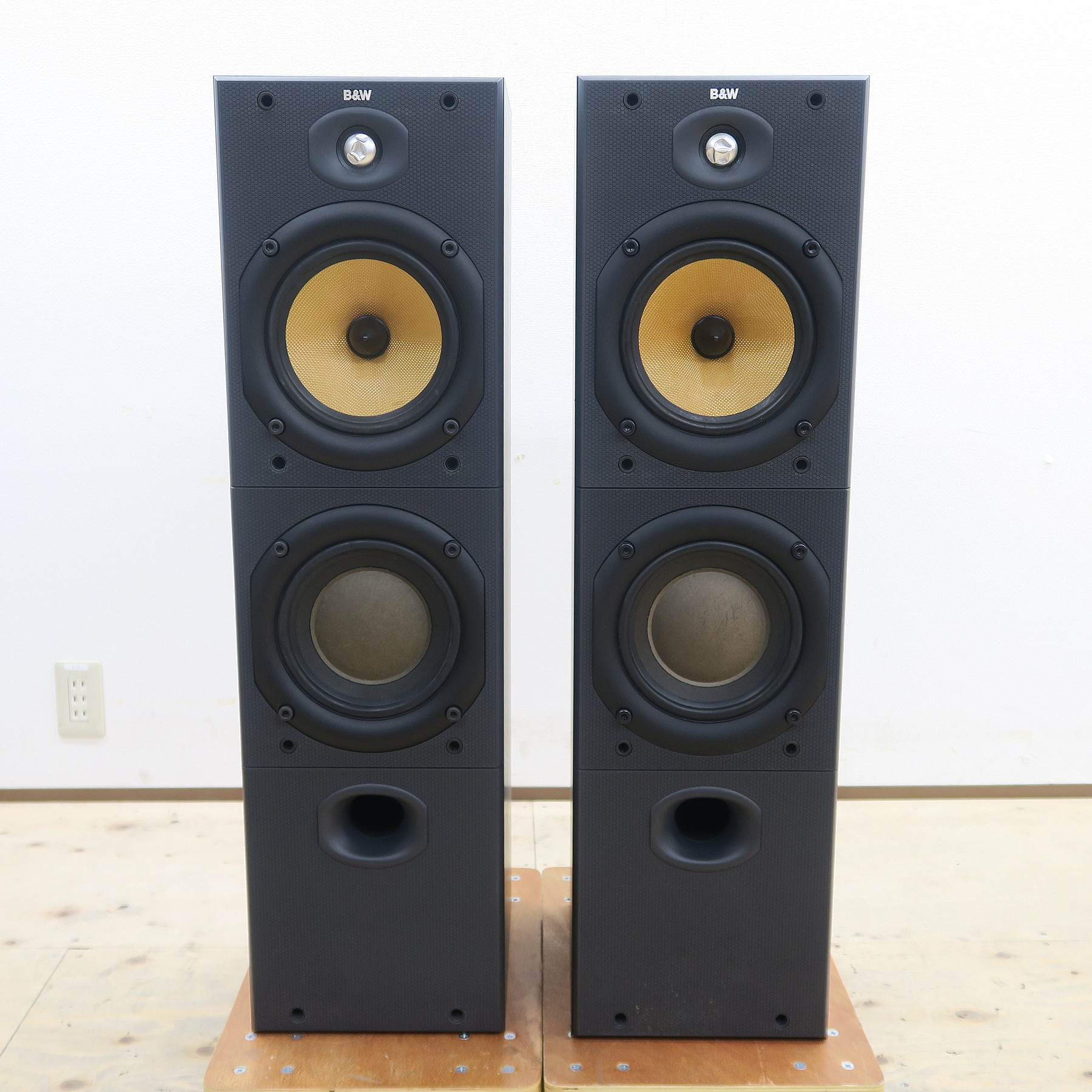 B&W DM602 / 美品 / シリアル連番 / スタンドのおまけ付き B&W DM602