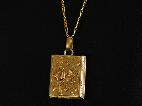 サンジャック貝（帆立貝）アンティークゴールドロケットペンダント