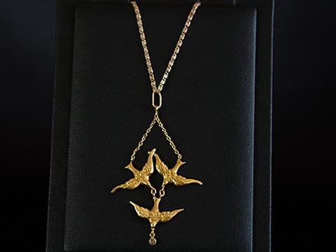 ツバメ（つばめ）アンティークゴールドペンダント