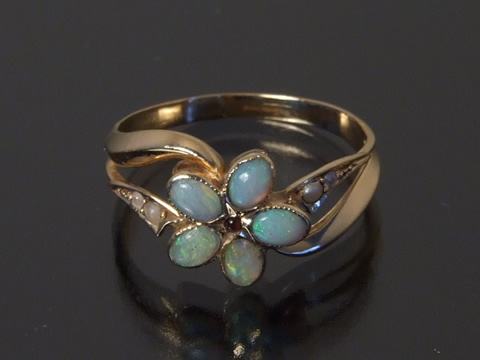 アンティークオパールリング（10粒のオパール、ダイヤモンド）