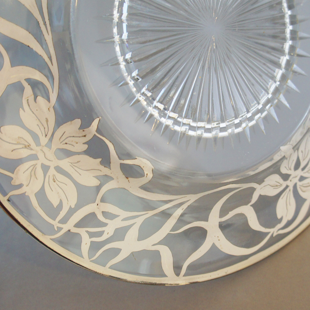 銀色の花模様皿 シルバーオーバレイ「銀装飾 花文様 皿