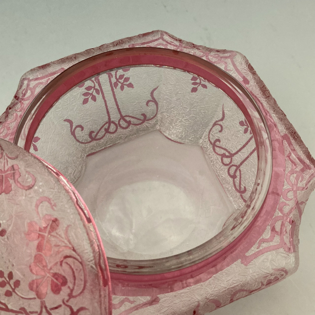 オールドバカラ「クローバー文蓋物」《アンティックかとう》