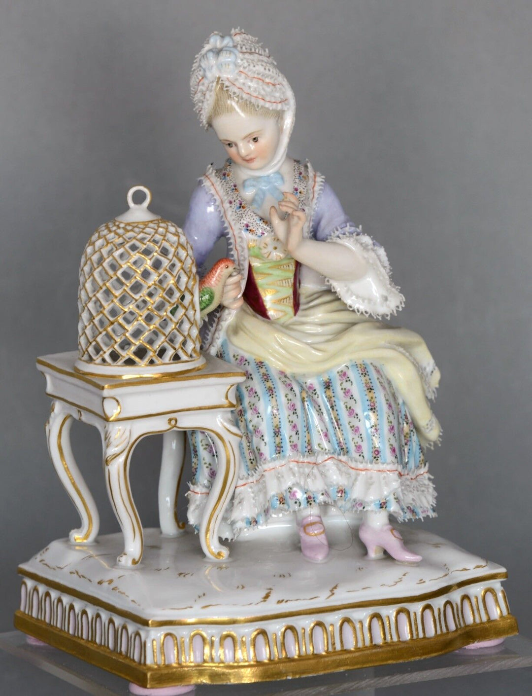 ✤マイセン(Meissen)フィギュリン✤『大きな籠のそばで座る女性』