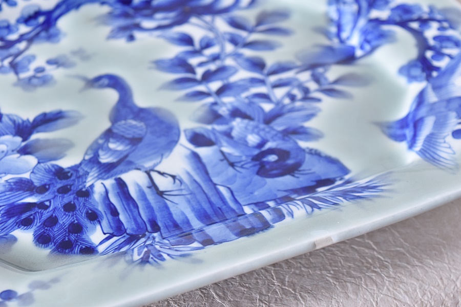 伊万里 青磁染付 孔雀 牡丹 梅に鶯 隅切長方大皿 - 生活骨董と古布の