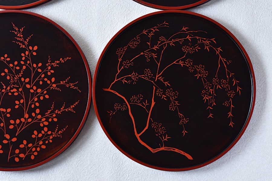 天然木製漆塗 黒塗赤蒔絵 桜紅葉梅萩 浪花漆器店 図変わり 丸会席膳 4