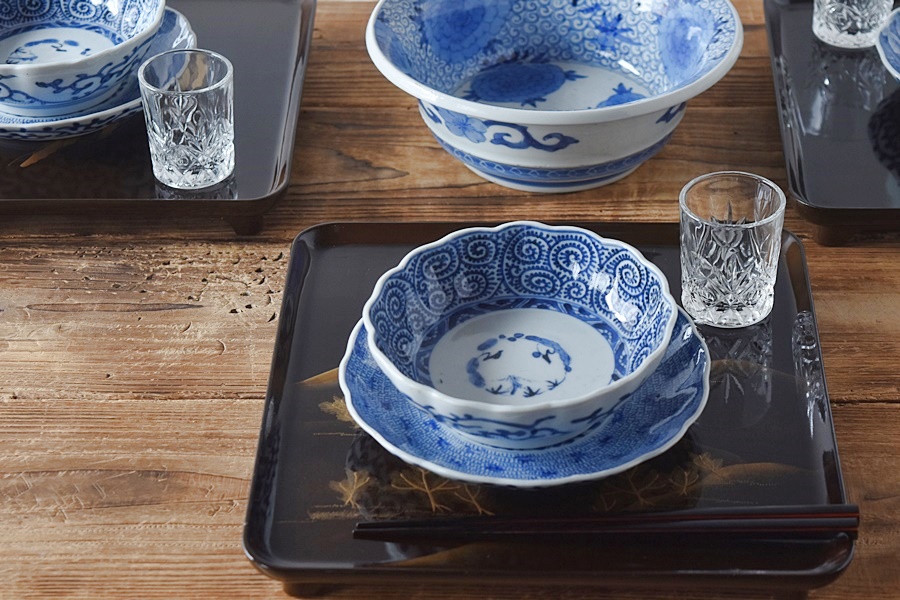 古伊万里 染付 微塵唐草 成化年製文 輪花型 六寸皿 - 生活骨董と古布の