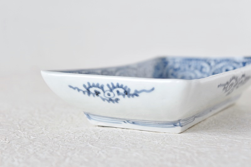 古伊万里冨貴長春染付蛸唐草文四方入隅長皿2枚 [