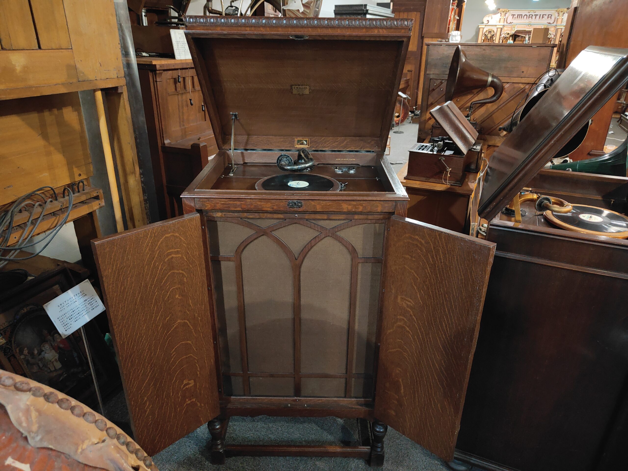 英グラモフォン社正規品のHMVグラモフォン(蓄音器)Model103