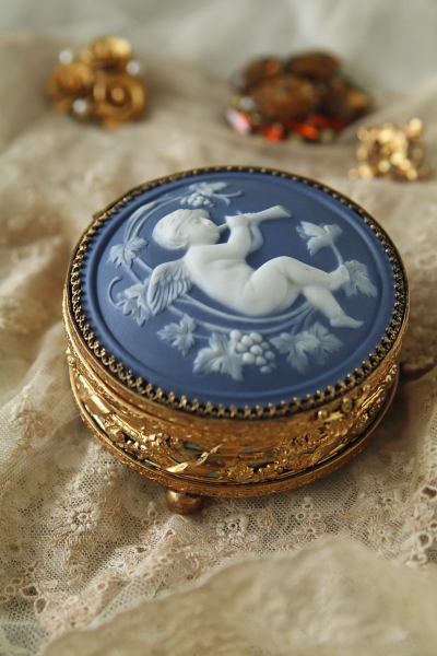 ガラスの蓋のジュエリーボックス フランス アンティークストリュフ