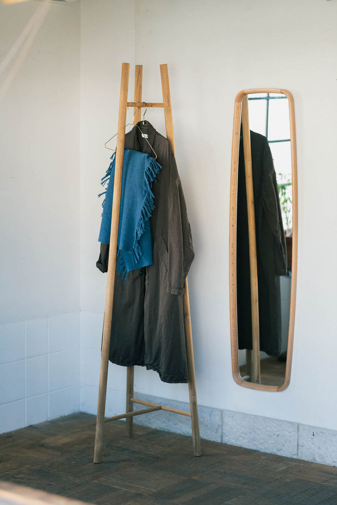 Cloche コートハンガー｜リサイクルチークのオブジェのような木製