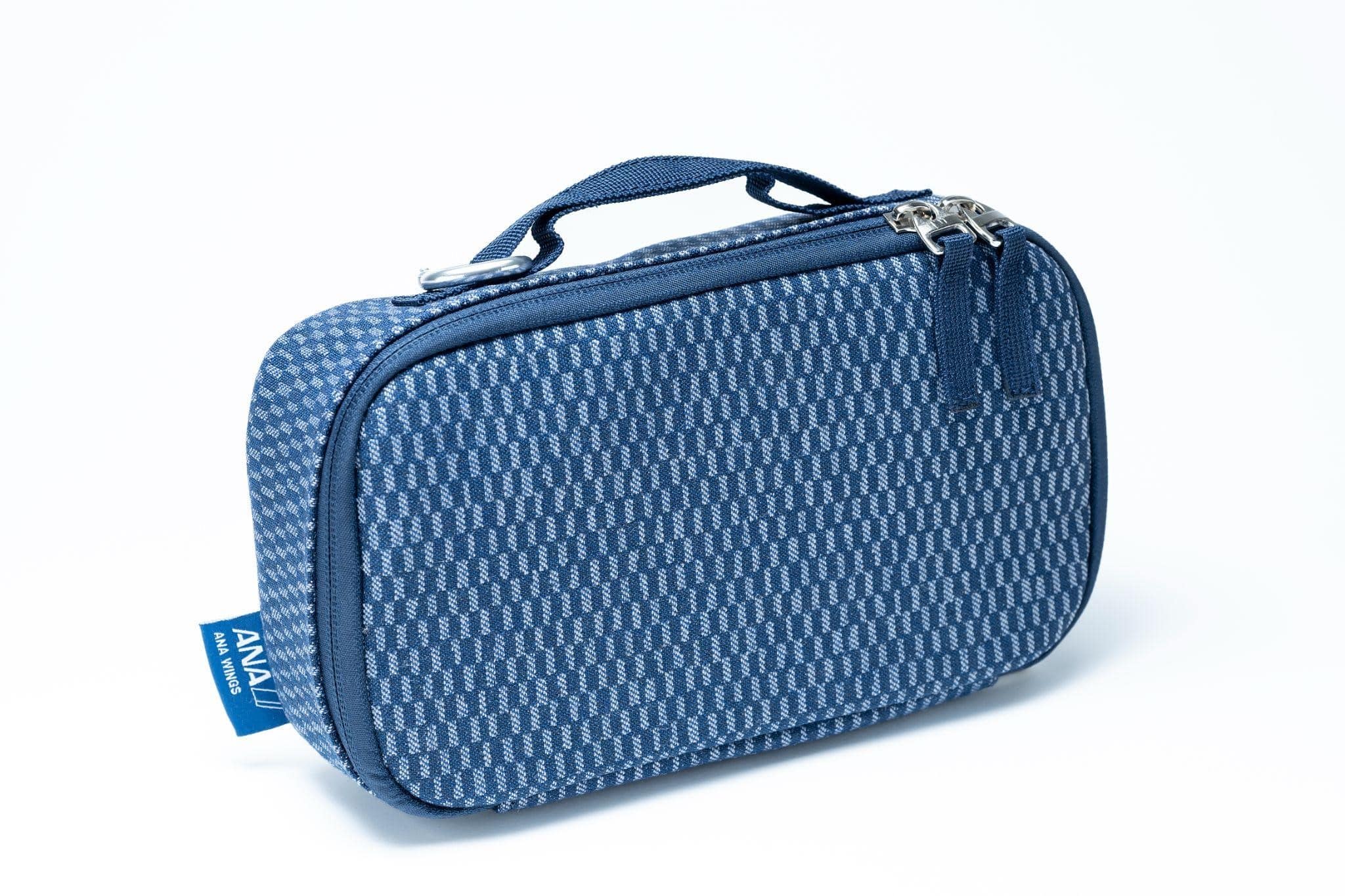 退役したB737-700型機のシートカバーから作った「ガジェットポーチ