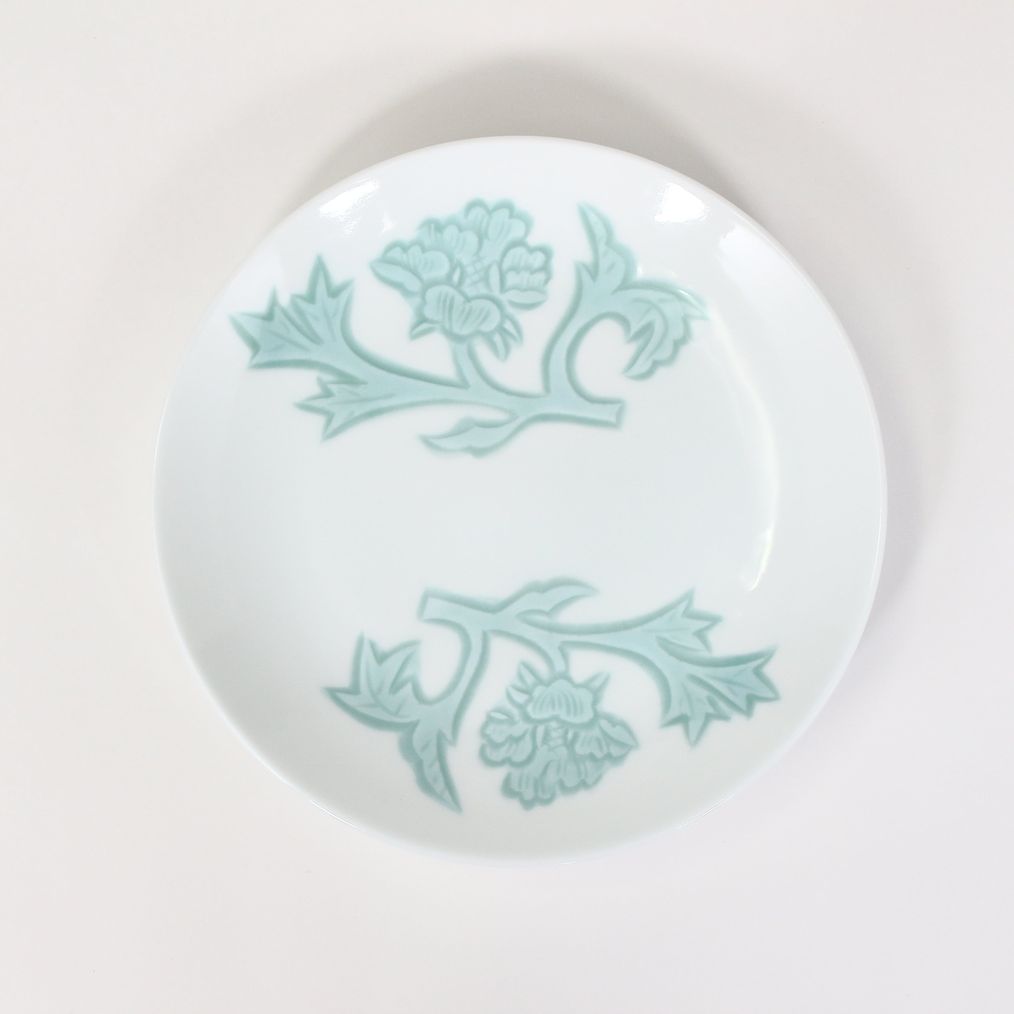 人間国宝 井上萬二 作 青白磁牡丹彫文 皿 高級ライン 直径16.8cm 人間