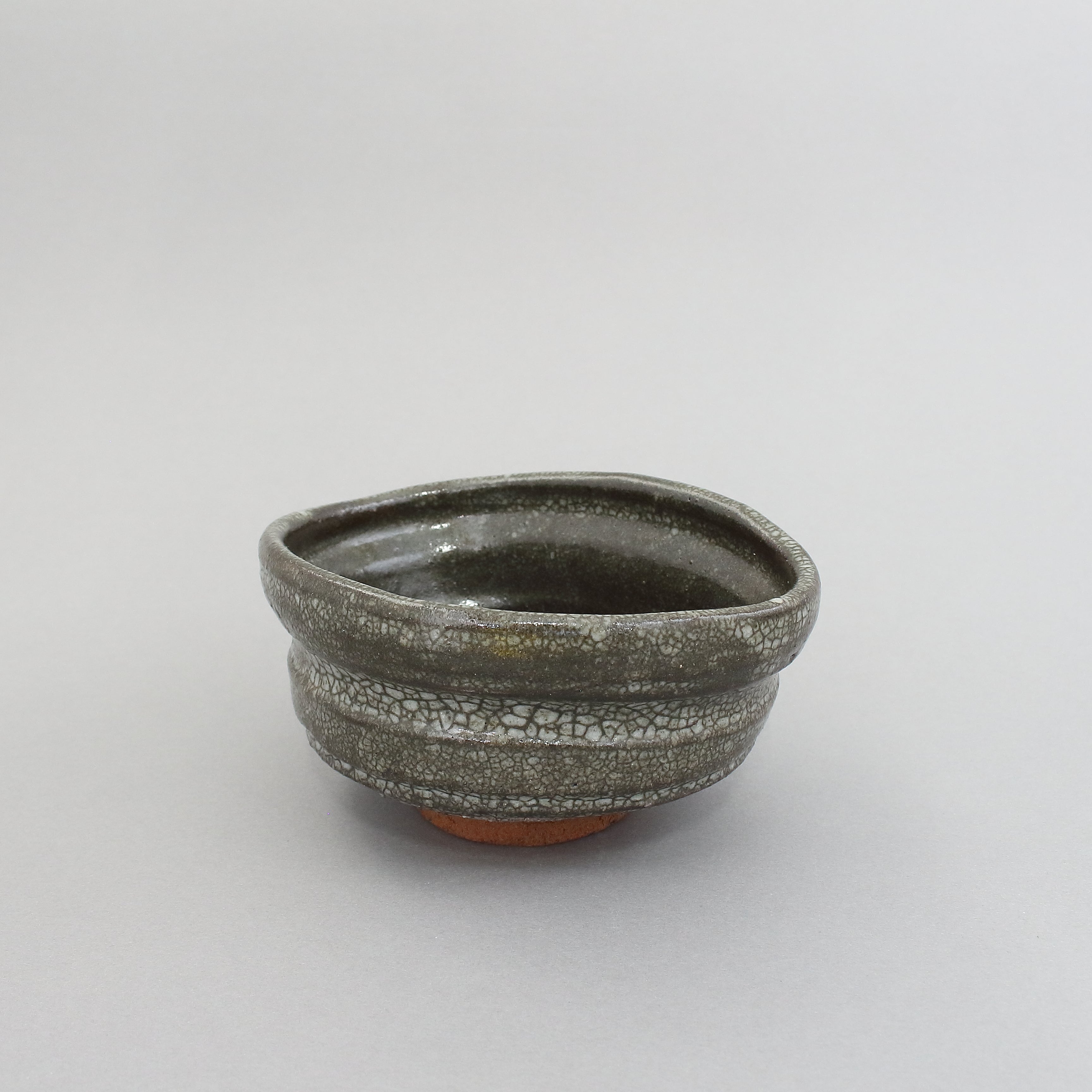 古唐津 平盃・小皿（黒）三島象嵌 桜花 椎の峰窯 完品 【公式通販】