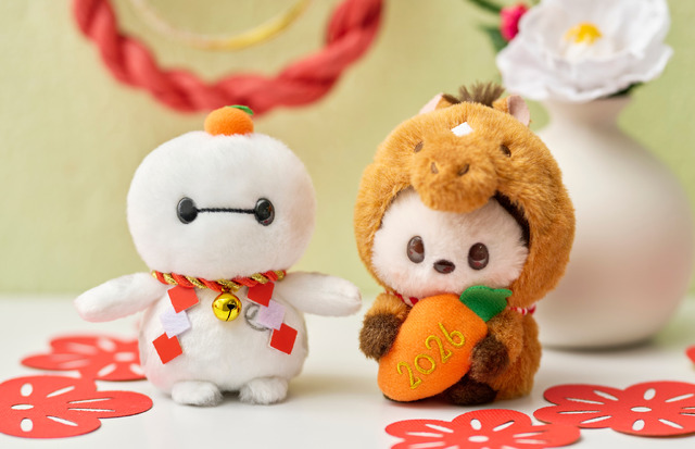 ディズニー」プーさん＆スティッチが2026年の干支・うまに変身!? 鏡餅