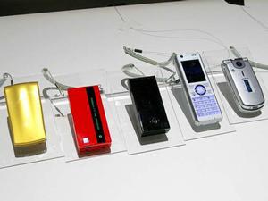 ASCII.jp：NTTドコモ、FOMA 702iシリーズの仕様を発表――デザイナーズ