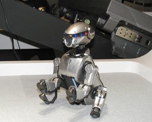 ASCII.jp：ソニー、“AIBO”の新モデルを発表――デザインはマクロス・河森氏!