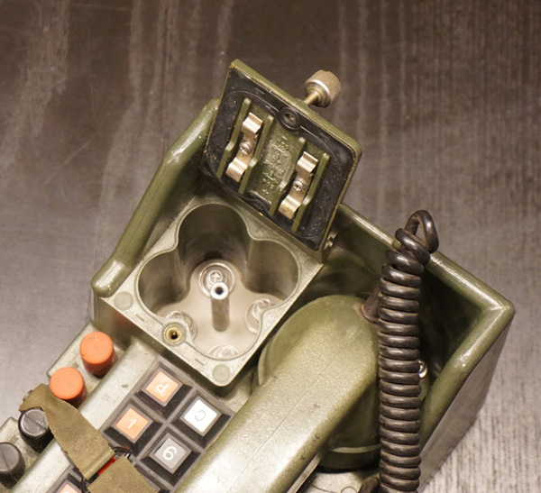 米軍実物】有線電話機 TA-1042A/U 1989年製 動作不明 米軍実物】有線