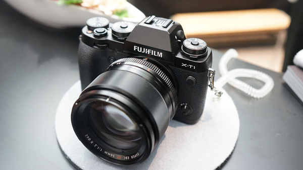 ASCII.jp：EVFで2画面表示!? ミラーレス一眼「FUJIFILM X-T1」に触った
