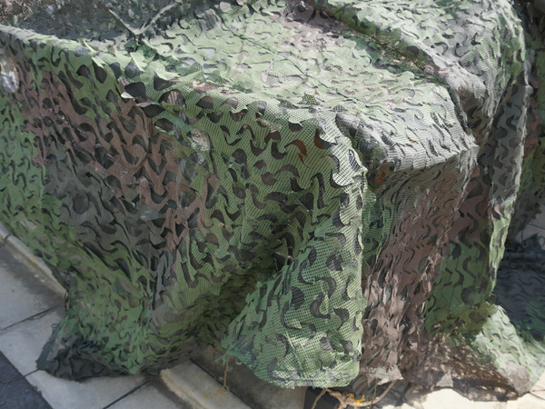 ASCII.jp：ハンヴィーを丸ごと隠せるカモフラージュネットを比べました