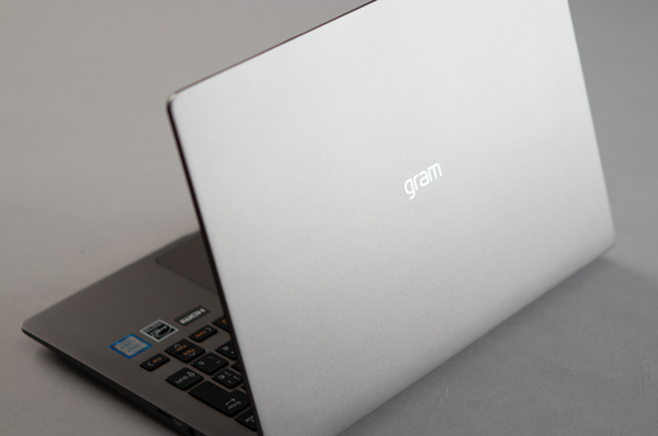 ASCII.jp：長時間駆動で選ぶならベスト！ 1kg以下で美麗な液晶も魅力的