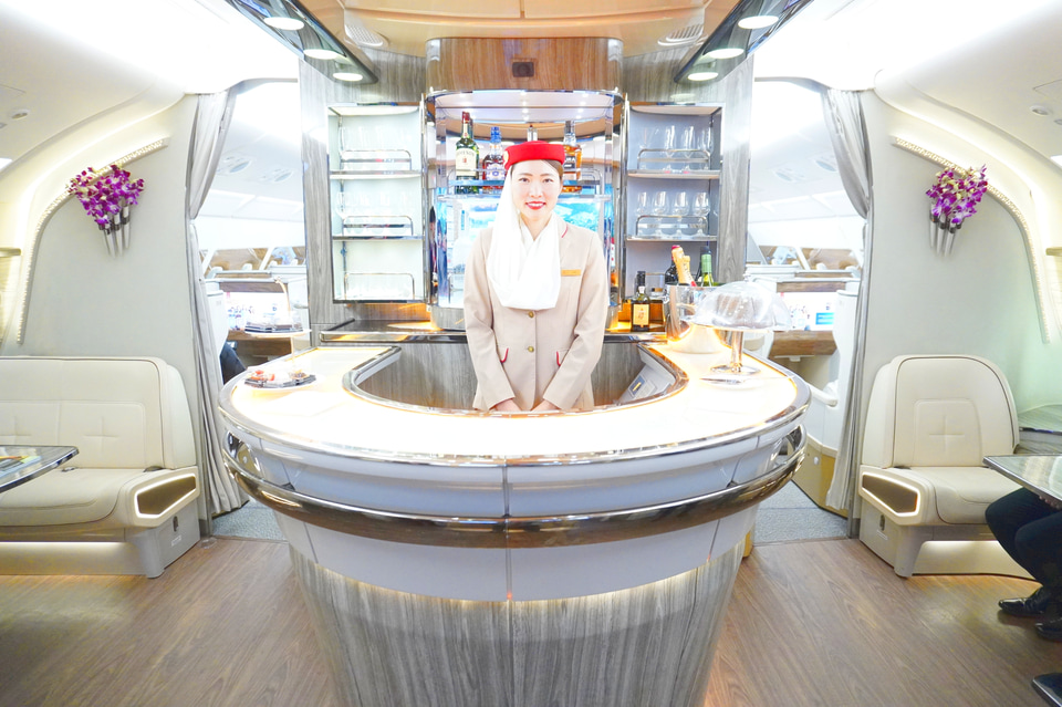 エミレーツ航空、ファーストクラスと機内ラウンジもやっぱり豪華！ 超