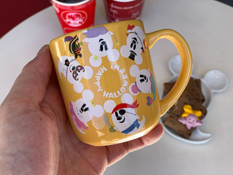ディズニー・ハロウィーン2023」のスーベニアマグカップがかわいい