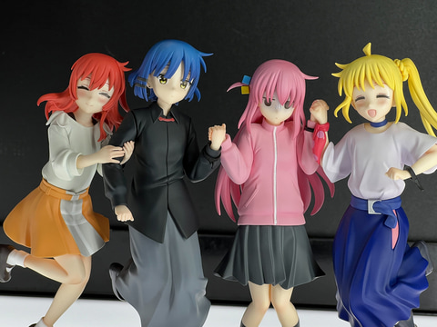 ぼっち・ざ・ろっく！」4人でジャンプする結束バンドやデフォルメ